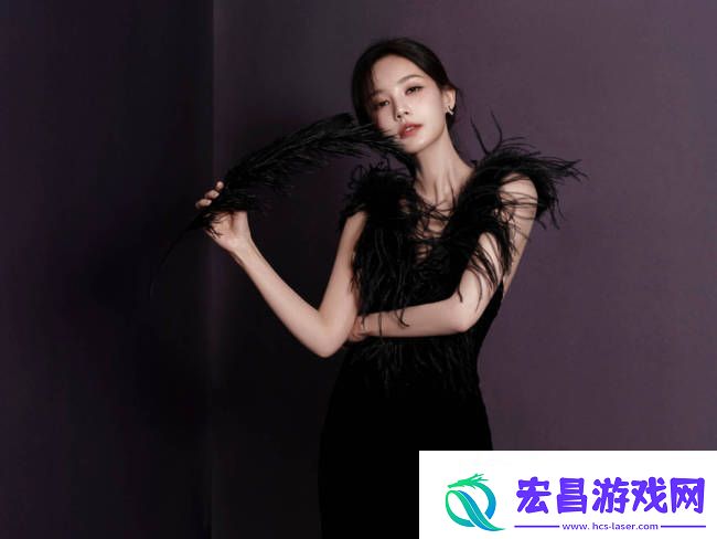 李一桐穿黑色毛领深V裙表情魅惑
