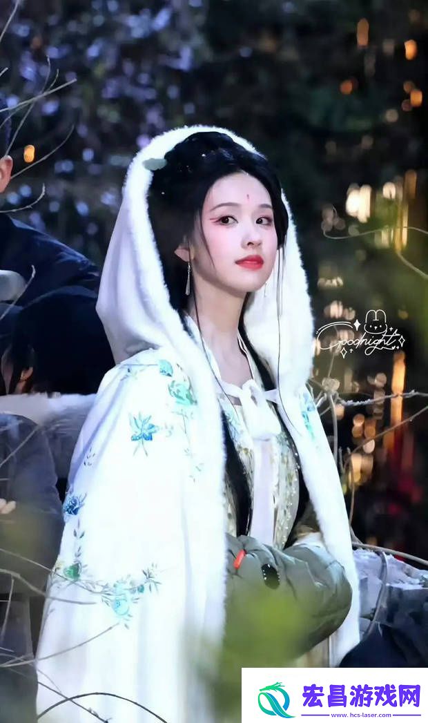 陈都灵佩戴斗篷表演琵琶