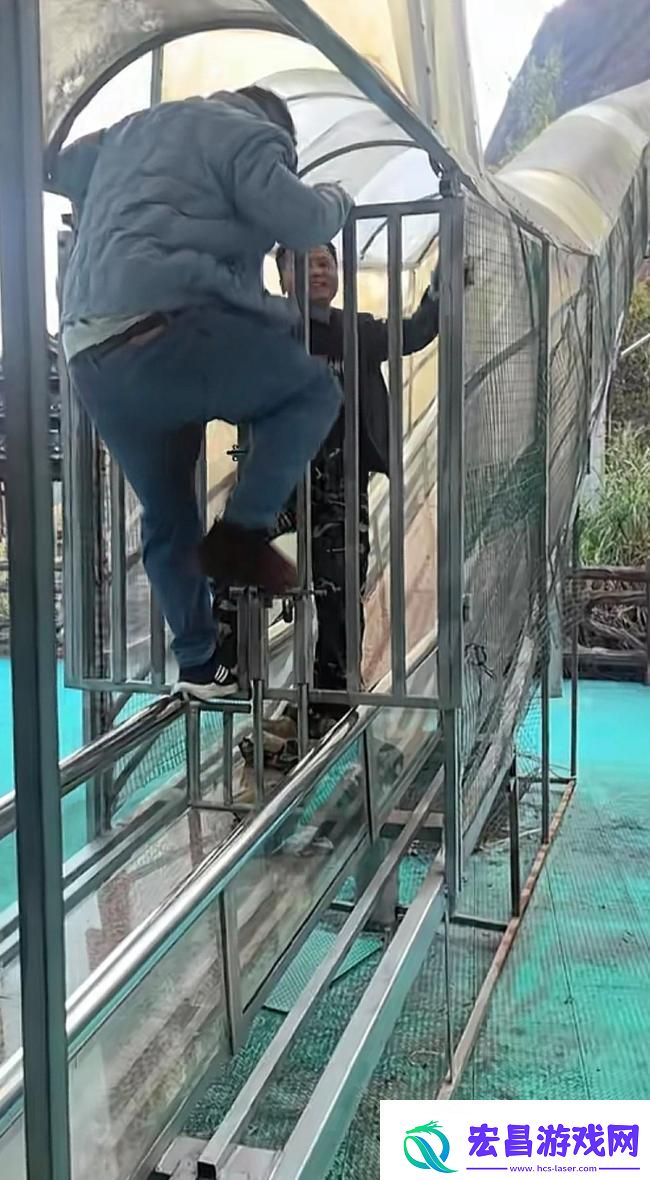 景区多名游客玩滑道被困爬门出来