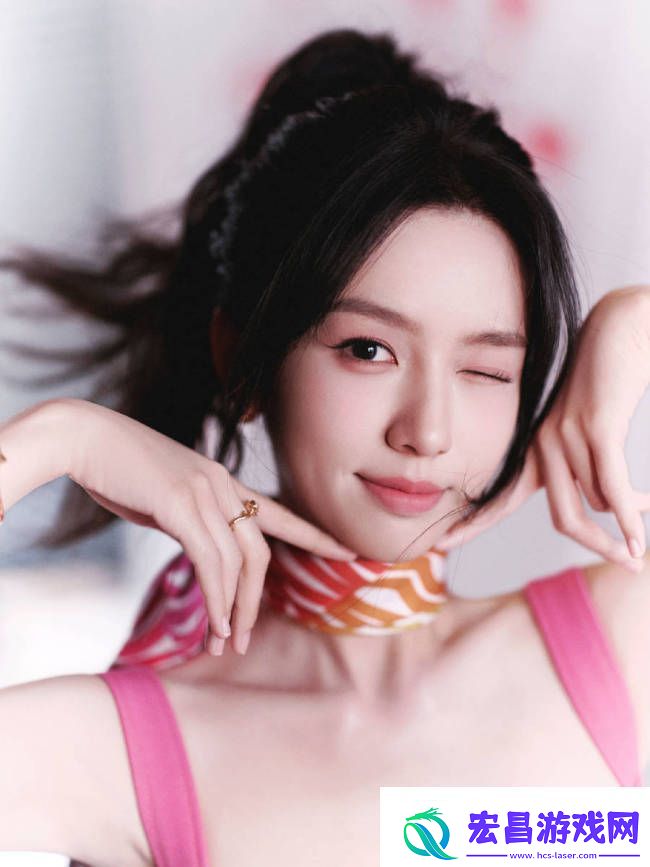 周也穿粉色连衣裙秒变芭比