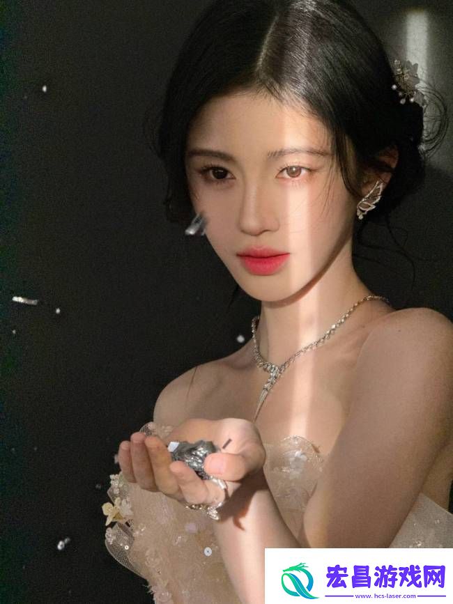 鞠婧祎五官精致玲珑眉眼如画