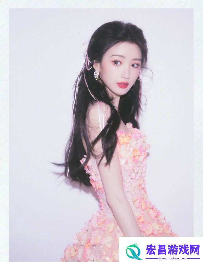 毛晓彤穿粉色花瓣裙笑容甜美