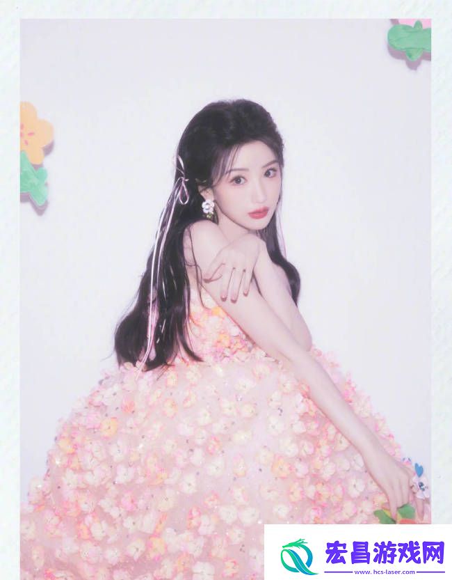 毛晓彤穿粉色花瓣裙笑容甜美