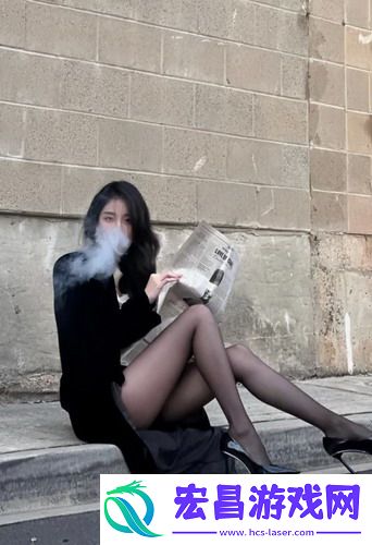 趴在床上双腿叉开能导致疼痛吗，网友热议：这姿势真是让人无法自拔！