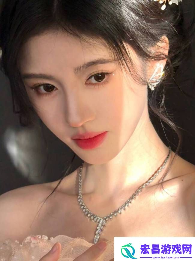鞠婧祎五官精致玲珑眉眼如画