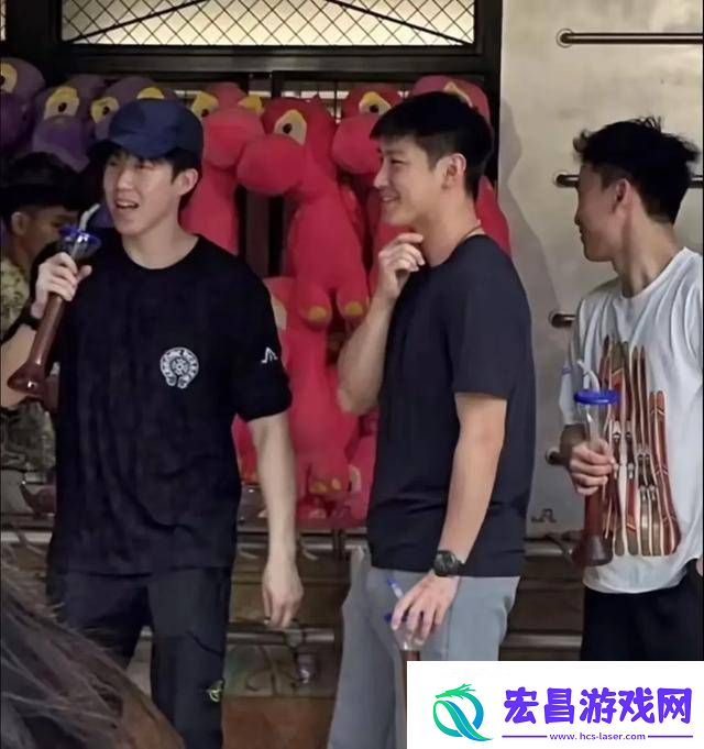 友偶遇王楚钦逛新加坡环球影城