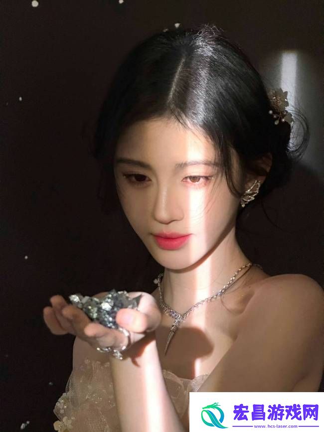 鞠婧祎五官精致玲珑眉眼如画