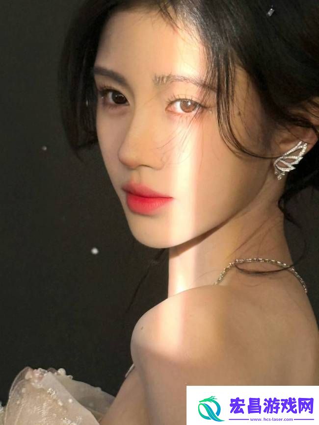 鞠婧祎五官精致玲珑眉眼如画