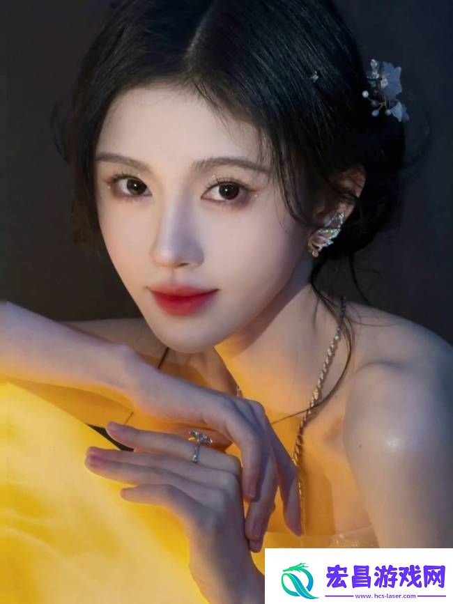 鞠婧祎五官精致玲珑眉眼如画
