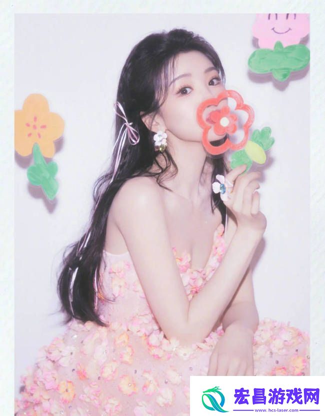 毛晓彤穿粉色花瓣裙笑容甜美