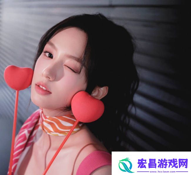周也穿粉色连衣裙秒变芭比