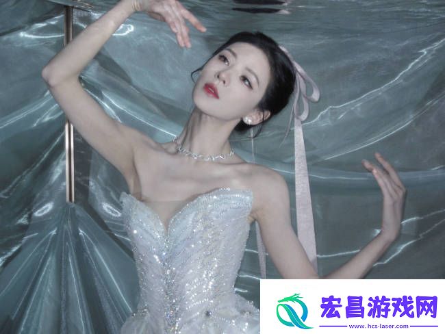 张予曦白色抹胸裙清新动人