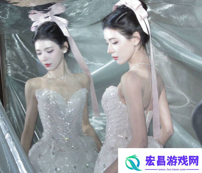 张予曦白色抹胸裙清新动人