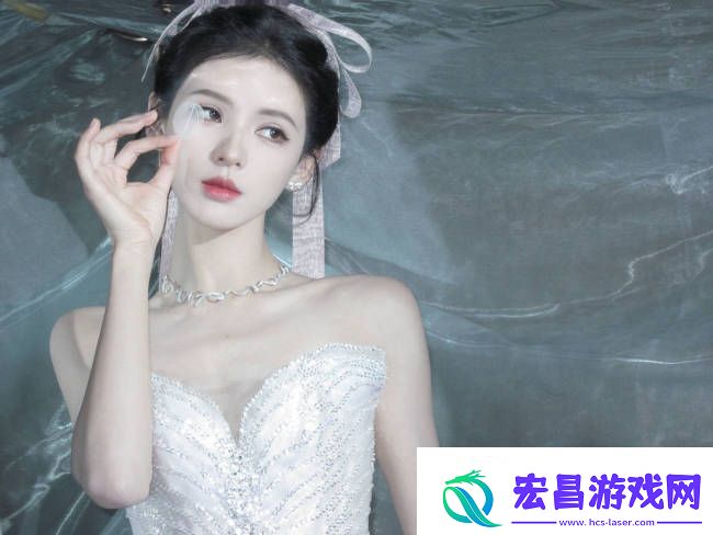 张予曦白色抹胸裙清新动人