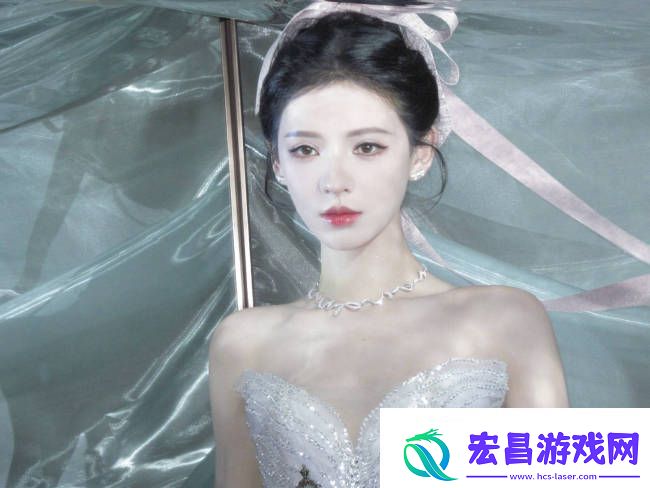 张予曦白色抹胸裙清新动人