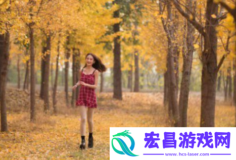 对着镜子把葡萄一粒粒