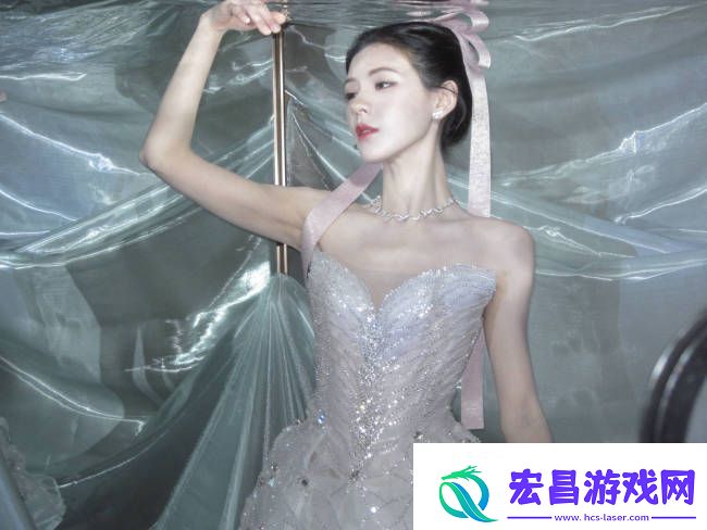 张予曦白色抹胸裙清新动人