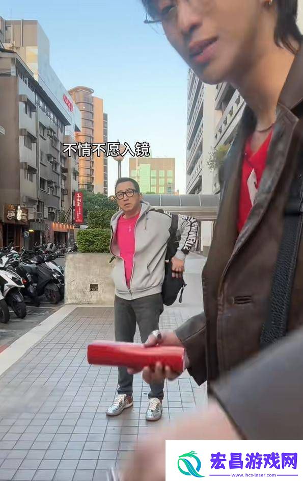 63岁庾澄庆携22岁子拜年