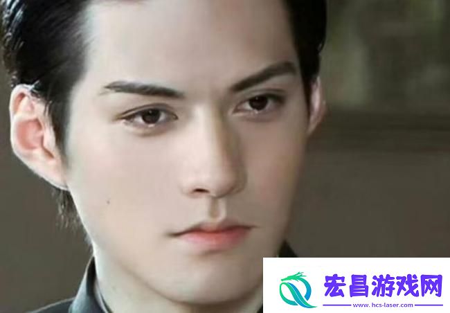 严屹宽假胡子造型看起来心眼好多