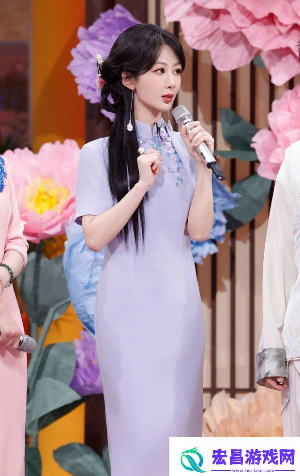 杨紫着紫旗袍