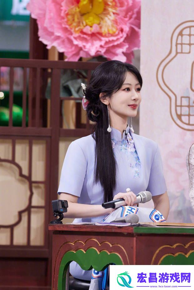 杨紫着紫旗袍