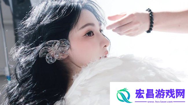 彭小苒穿白色纱裙似天使