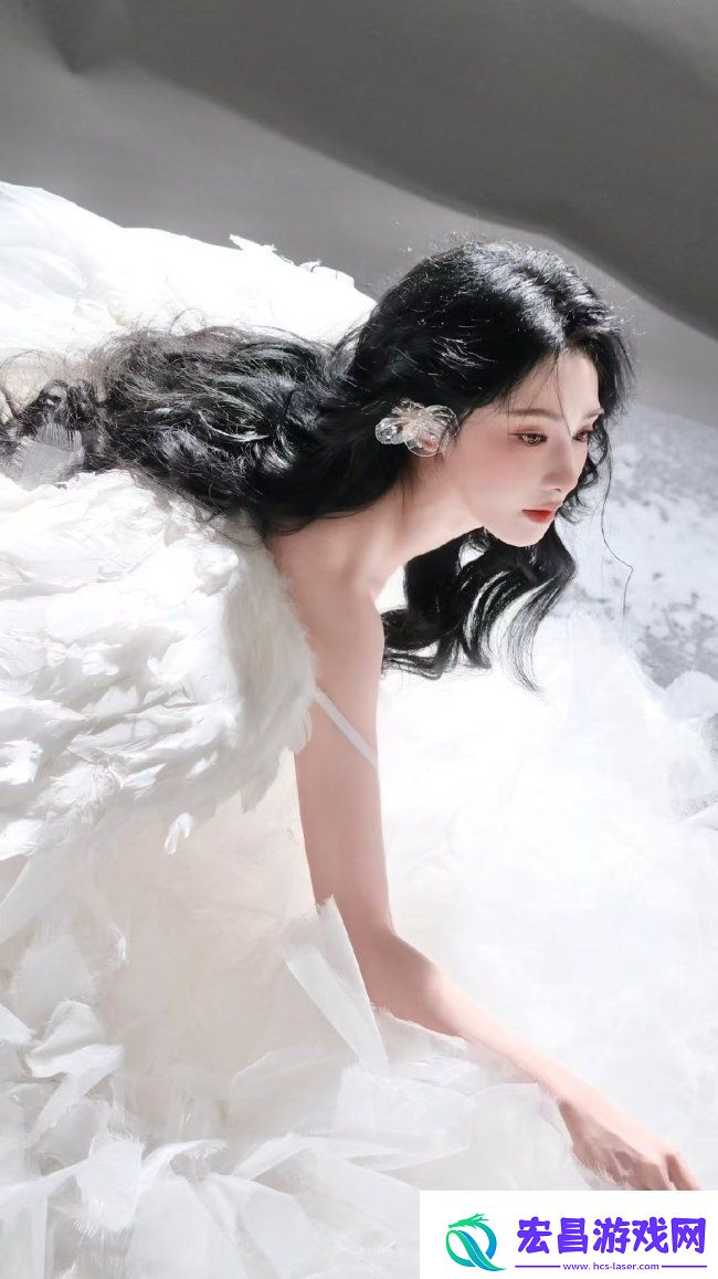 彭小苒穿白色纱裙似天使
