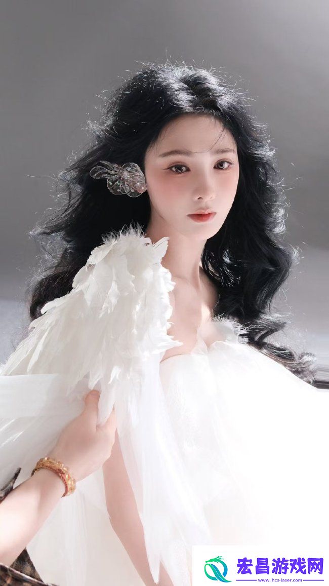 彭小苒穿白色纱裙似天使