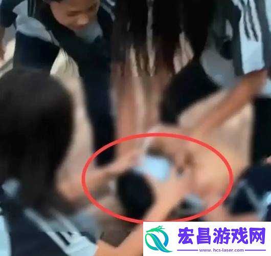 校花被开腿露内内引发热议
