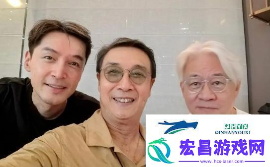 42岁胡歌罕见秀恩爱晒与妻子合照互动亲密太幸福好有夫妻相