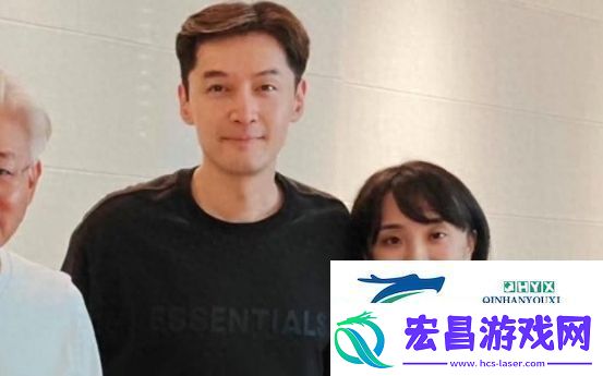 42岁胡歌罕见秀恩爱晒与妻子合照互动亲密太幸福好有夫妻相