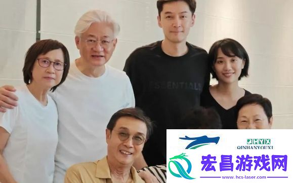 42岁胡歌罕见秀恩爱晒与妻子合照互动亲密太幸福好有夫妻相