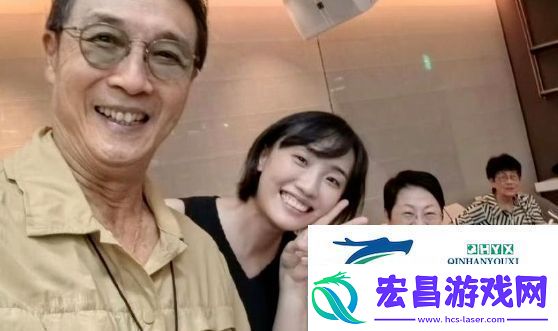 42岁胡歌罕见秀恩爱晒与妻子合照互动亲密太幸福好有夫妻相