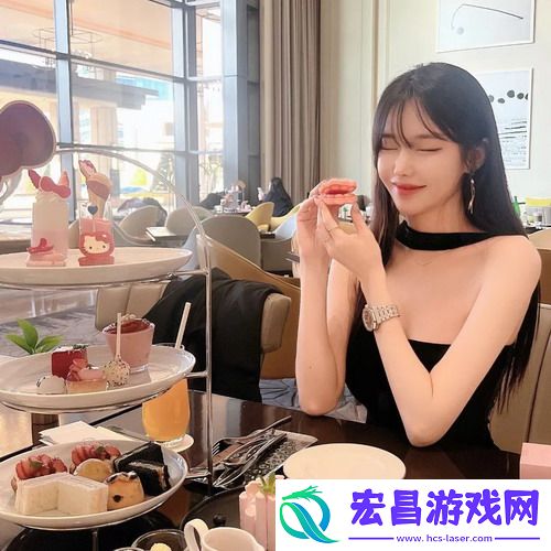 少萝被❌脱脱内内做运动，网友热议：这波操作简直是“健身界的搞笑明星”！