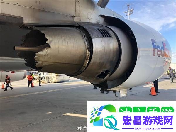 美国波音767飞机撞鸟后空中喷火