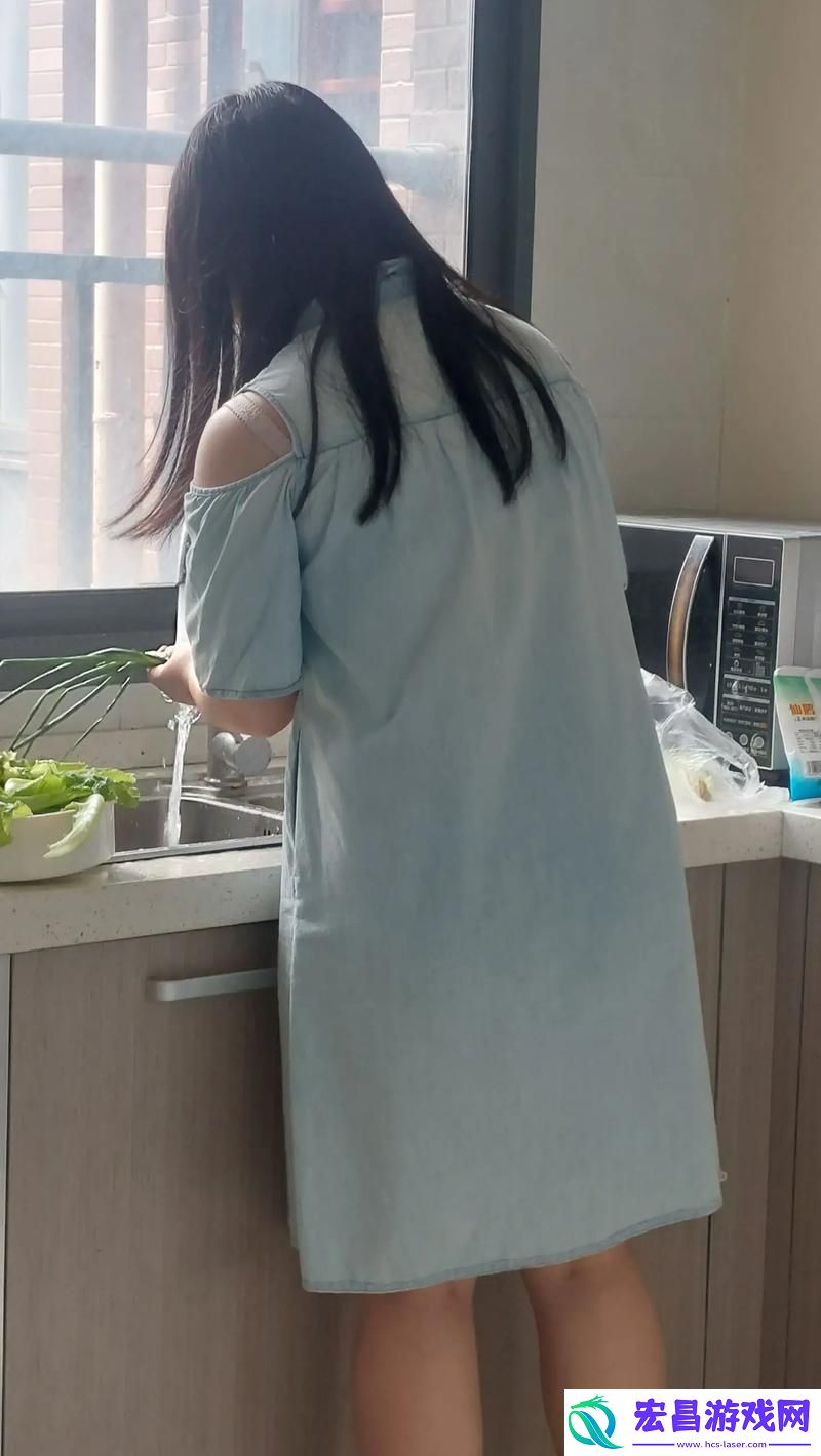 中午妈妈在厨房做饭10分钟的温暖时光