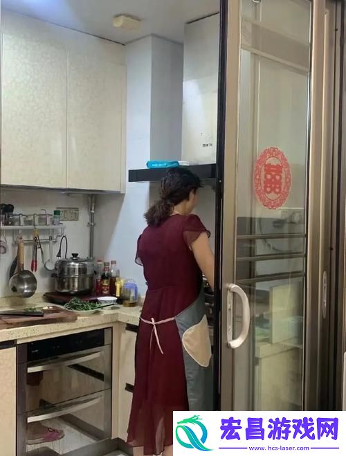 在姨母家的客厅里