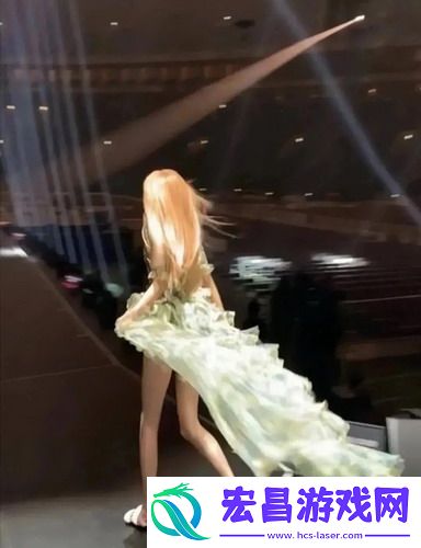 在姨母家的客厅，亲情与欢笑交织，仿佛时光倒流的温馨时刻！