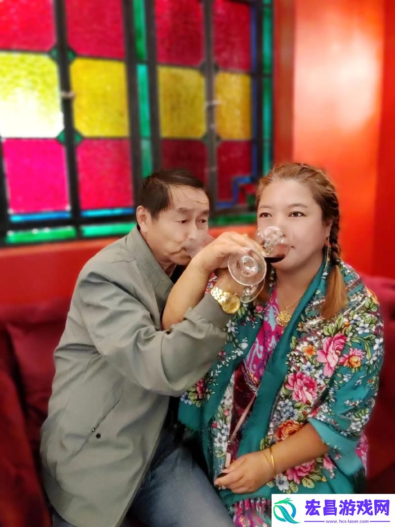 5对夫妻一男一女一起喝酒